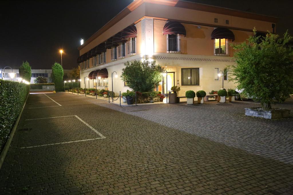 Hotel Lenotel ภายนอก รูปภาพ