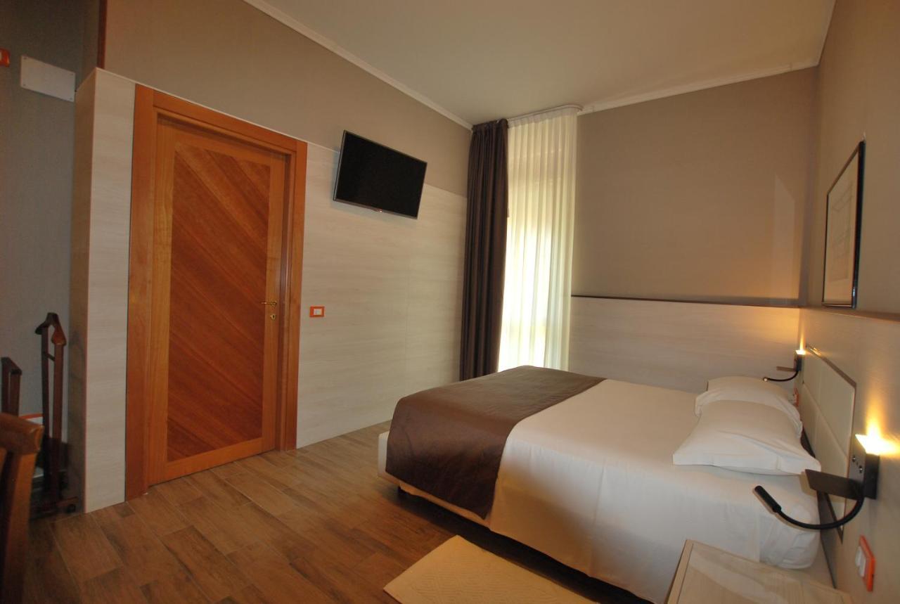 Hotel Lenotel ภายนอก รูปภาพ