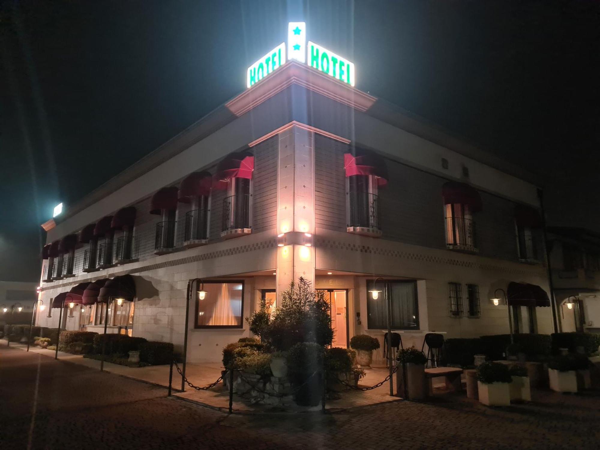 Hotel Lenotel ภายนอก รูปภาพ