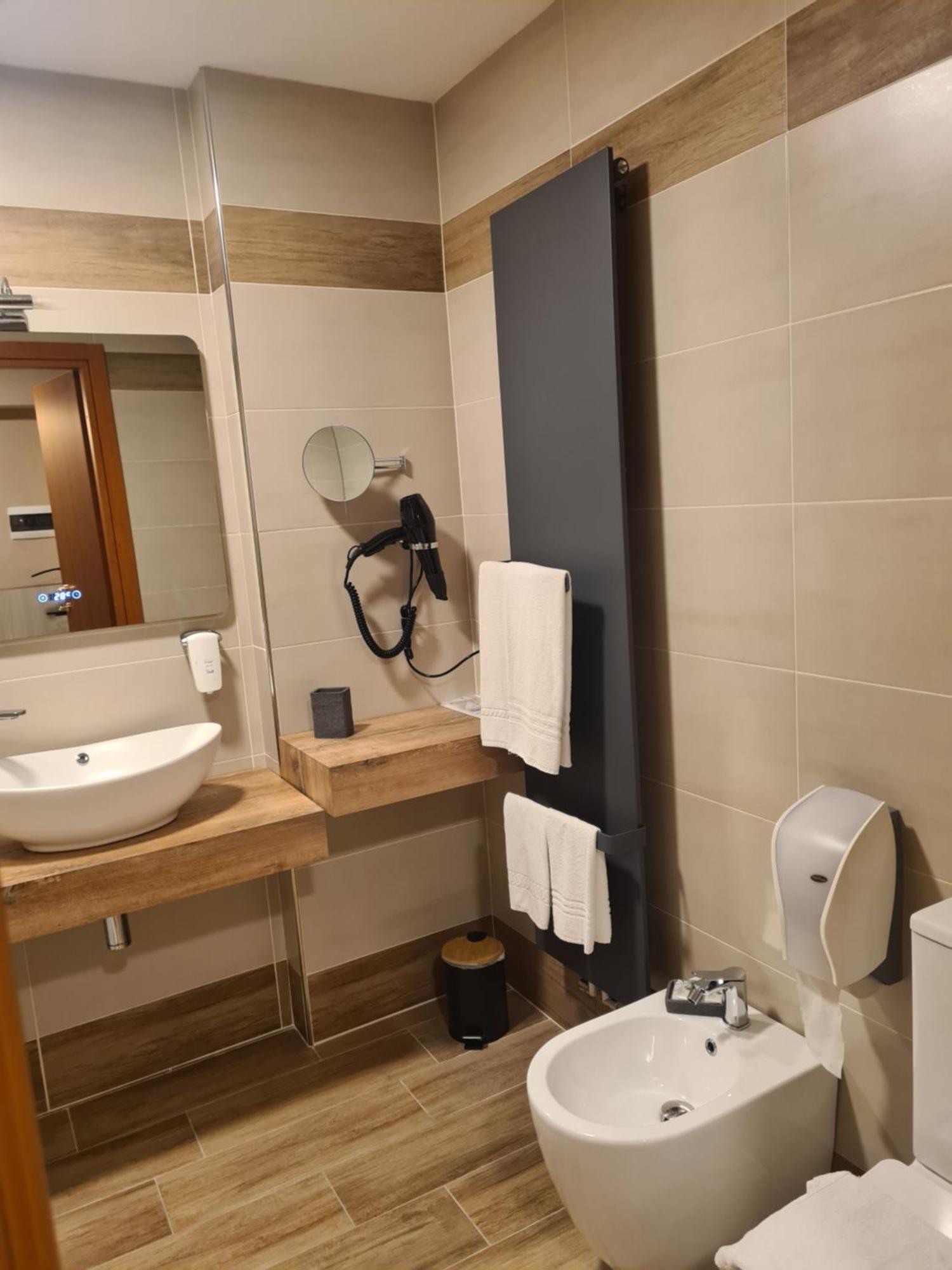 Hotel Lenotel ภายนอก รูปภาพ