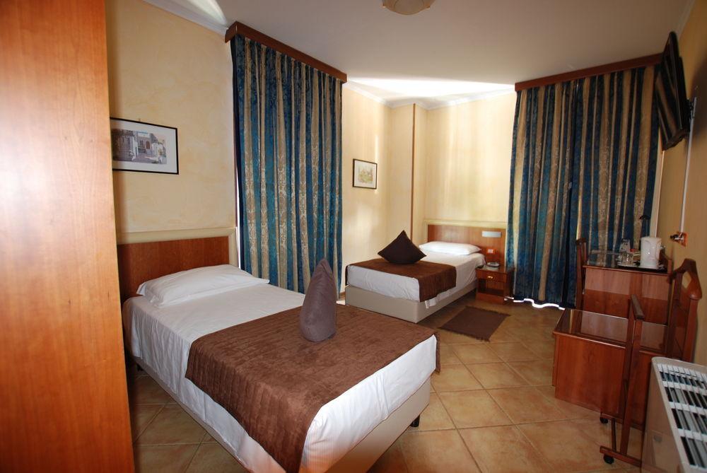 Hotel Lenotel ภายนอก รูปภาพ