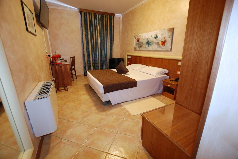 Hotel Lenotel ภายนอก รูปภาพ