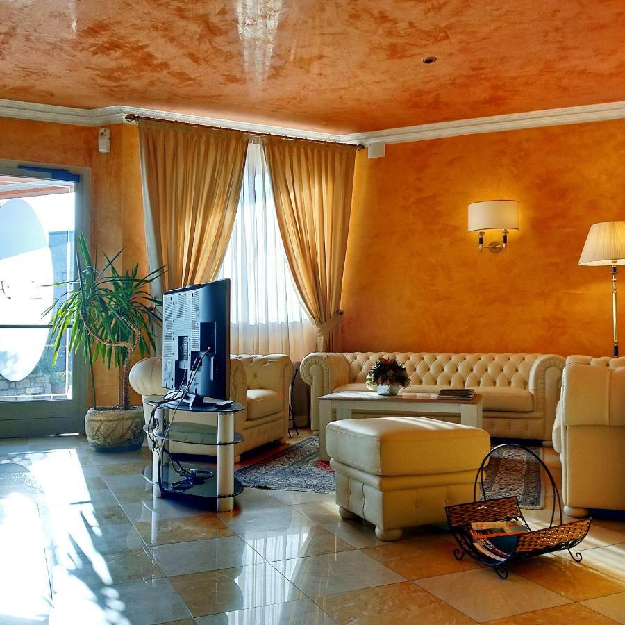 Hotel Lenotel ภายนอก รูปภาพ